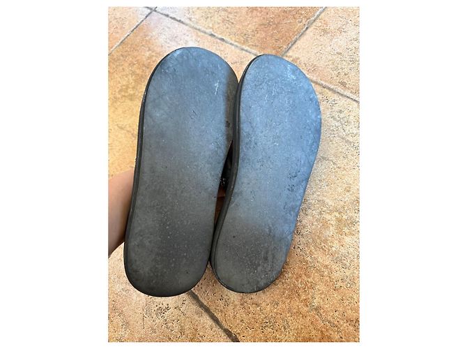Chanel gesteppte Leder-Flip-Flops mit Charms Schwarz - Ansicht 6