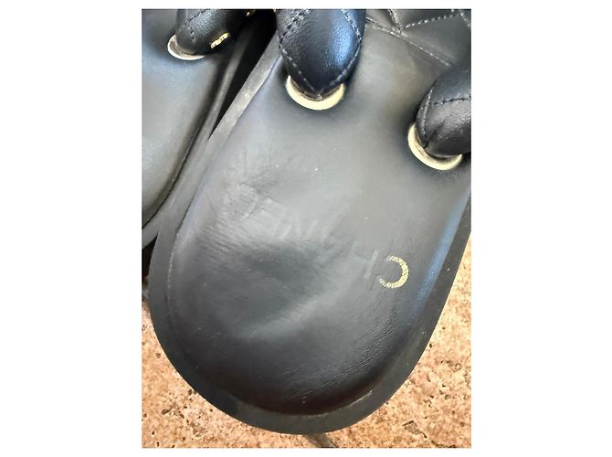Chanel gesteppte Leder-Flip-Flops mit Charms Schwarz - Ansicht 7