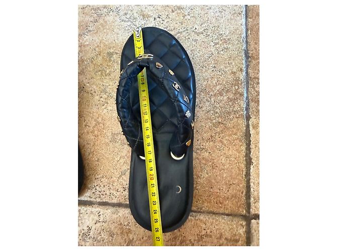 Chanel gesteppte Leder-Flip-Flops mit Charms Schwarz - Ansicht 8