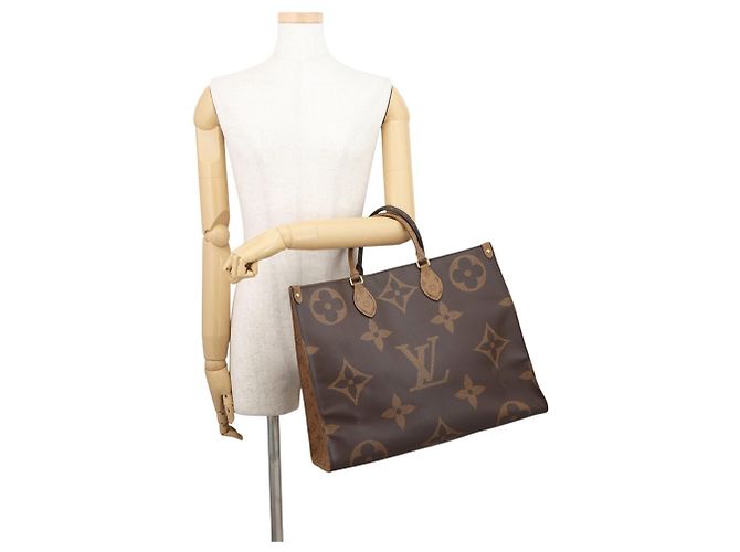 Borsa Tote Louis Vuitton Monogram Reverse Giant OnTheGo GM Rosso Monogramma - vista 4