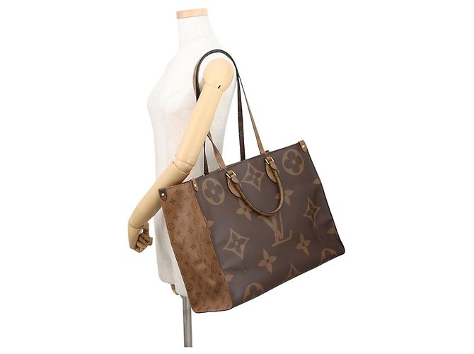 Borsa Tote Louis Vuitton Monogram Reverse Giant OnTheGo GM Rosso Monogramma - vista 5