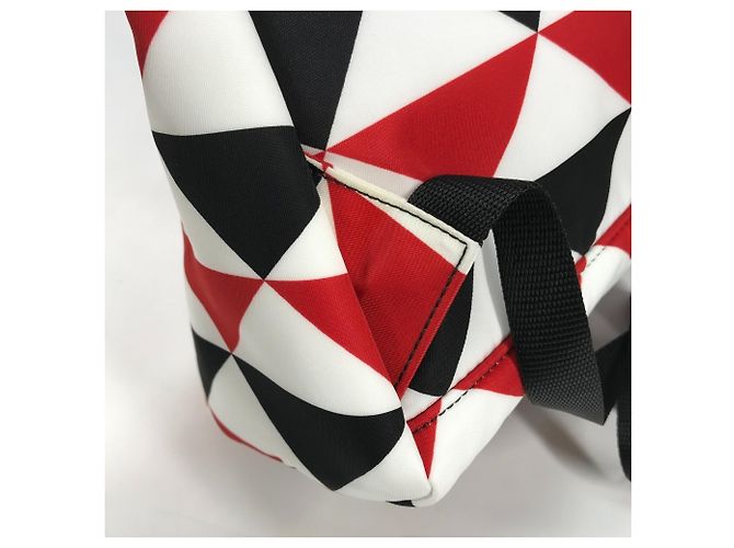 Rucksack Prada Triangle Plate Signo Print Schwarz Weiß Rot - Ansicht 11