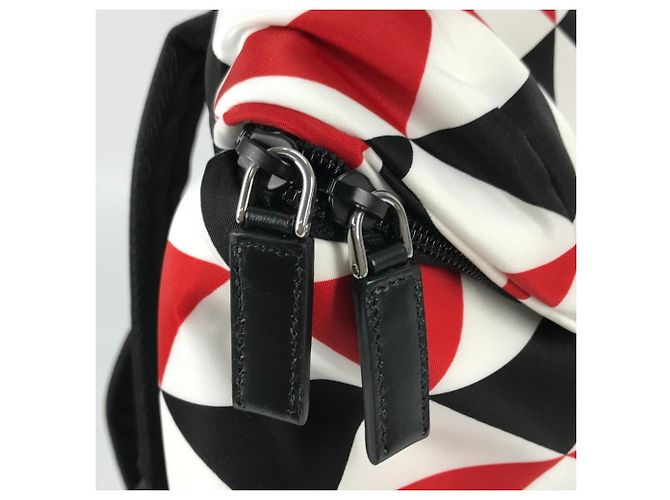 Rucksack Prada Triangle Plate Signo Print Schwarz Weiß Rot - Ansicht 12