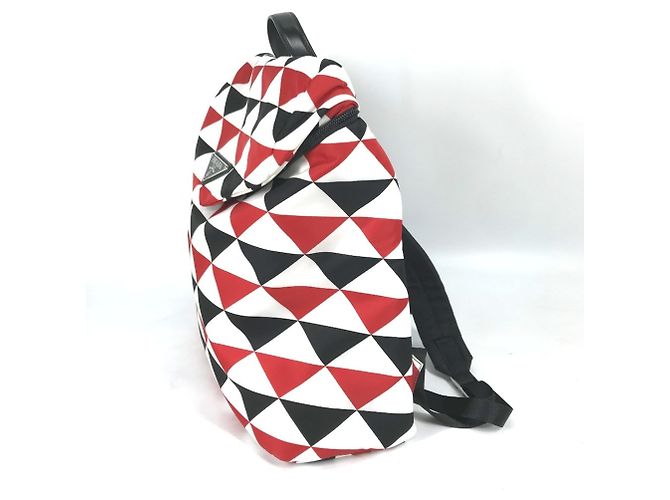 Rucksack Prada Triangle Plate Signo Print Schwarz Weiß Rot - Ansicht 3