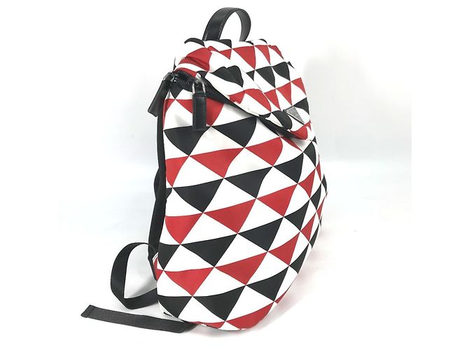Rucksack Prada Triangle Plate Signo Print Schwarz Weiß Rot - Ansicht 4