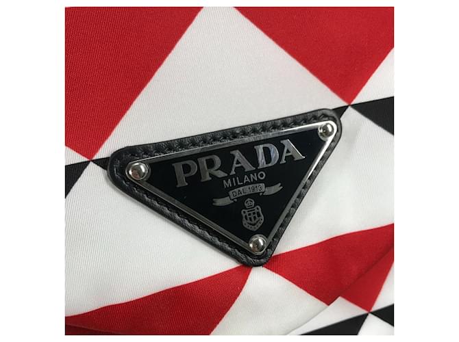 Rucksack Prada Triangle Plate Signo Print Schwarz Weiß Rot - Ansicht 7