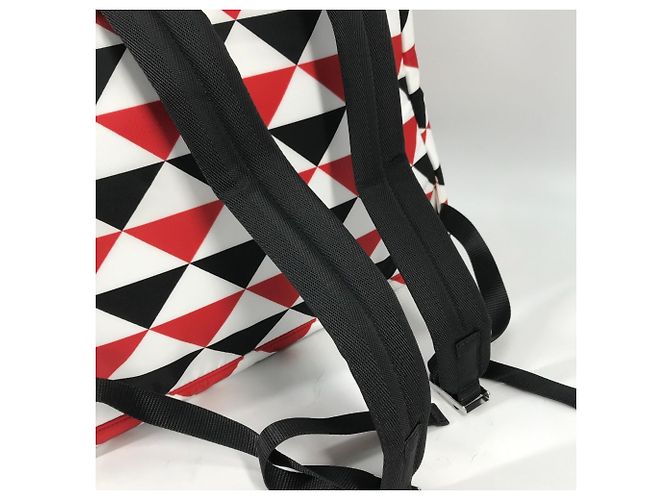 Rucksack Prada Triangle Plate Signo Print Schwarz Weiß Rot - Ansicht 9