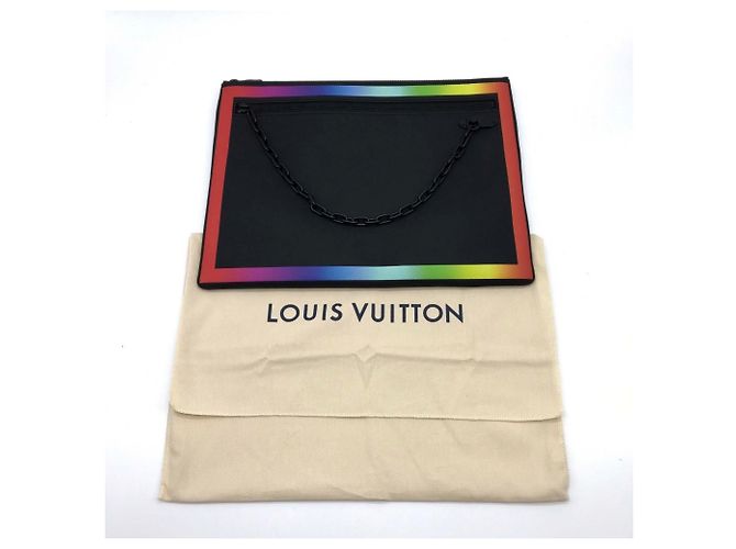 Bolso Clutch Louis Vuitton Taiga Pochette Chain Negro - vista 11