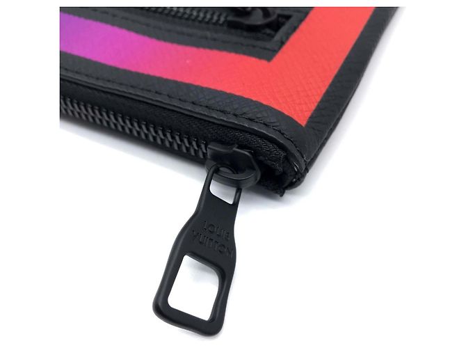 Bolso Clutch Louis Vuitton Taiga Pochette Chain Negro - vista 6