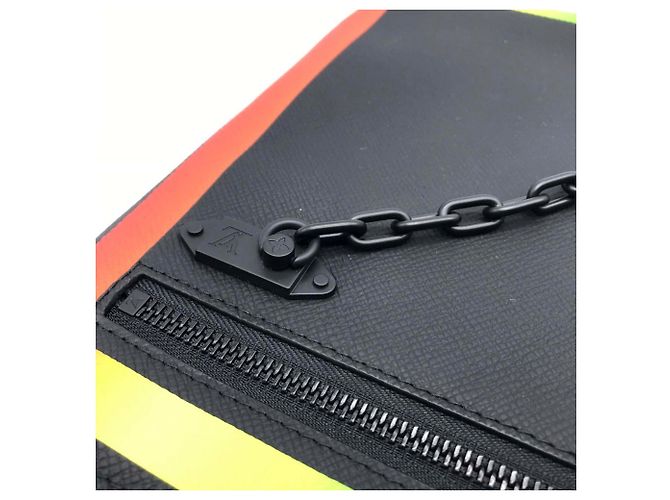 Bolso Clutch Louis Vuitton Taiga Pochette Chain Negro - vista 7