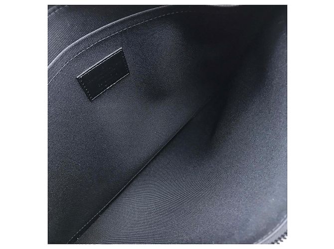 Bolso Clutch Louis Vuitton Taiga Pochette Chain Negro - vista 9