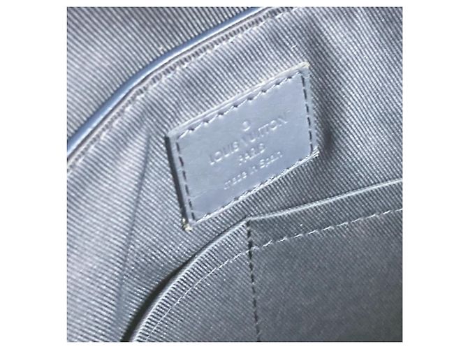 Borsa a tracolla Louis Vuitton Men's Aerogram Take Off Flap Blu navy - vista 12