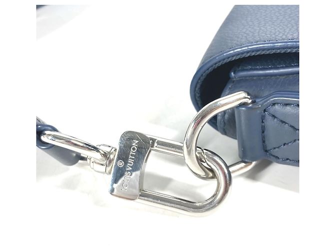 Borsa a tracolla Louis Vuitton Men's Aerogram Take Off Flap Blu navy - vista 8