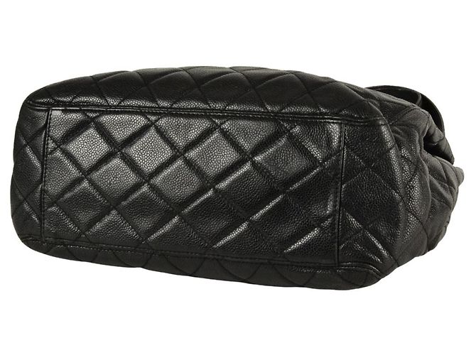 Timeless Bolsa de ombro Chanel em couro de vitelo granulado preto - vista 4