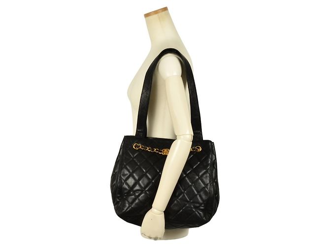 Timeless Bolsa de ombro Chanel em couro de vitelo granulado preto - vista 5