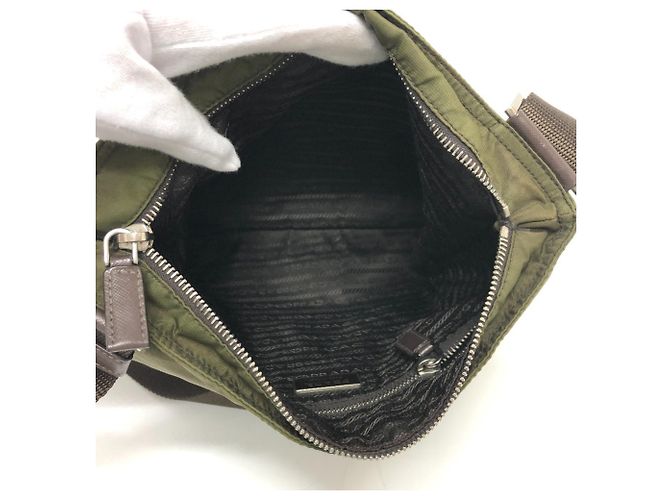 Sac bandoulière avec logo Triangle Prada Kaki - vue 8