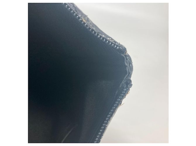 Clutch in pelle Taiga Louis Vuitton Nero Grigio - vista 10