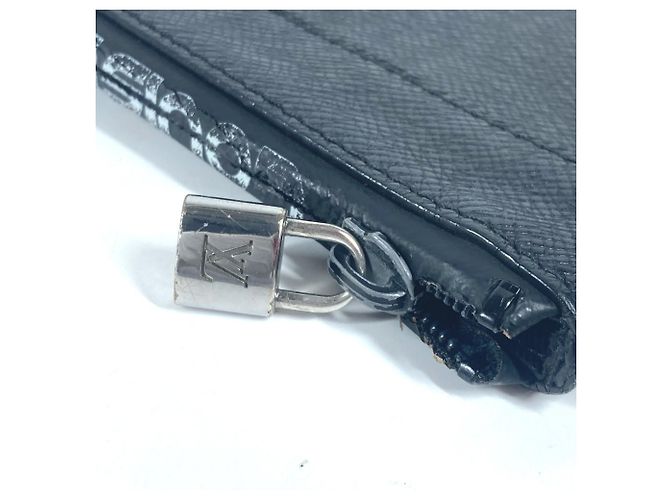 Clutch in pelle Taiga Louis Vuitton Nero Grigio - vista 7