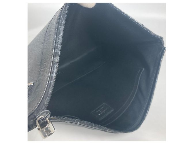 Clutch in pelle Taiga Louis Vuitton Nero Grigio - vista 8