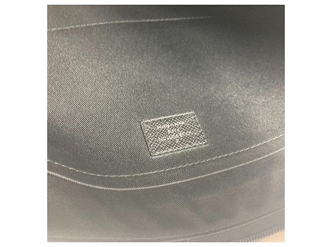 Clutch in pelle Taiga Louis Vuitton Nero Grigio - vista 9