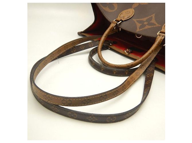 Bolsa Tote Louis Vuitton Monogram Giant OnTheGo GM Marrom - vista 3