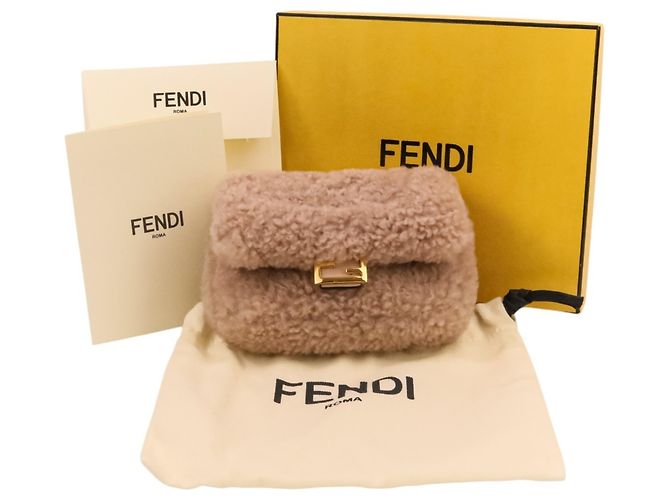 Mini borsa a tracolla Fendi Nano Baguette con charm in pelliccia Beige - vista 13