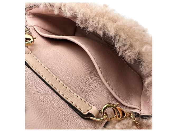 Mini borsa a tracolla Fendi Nano Baguette con charm in pelliccia Beige - vista 7