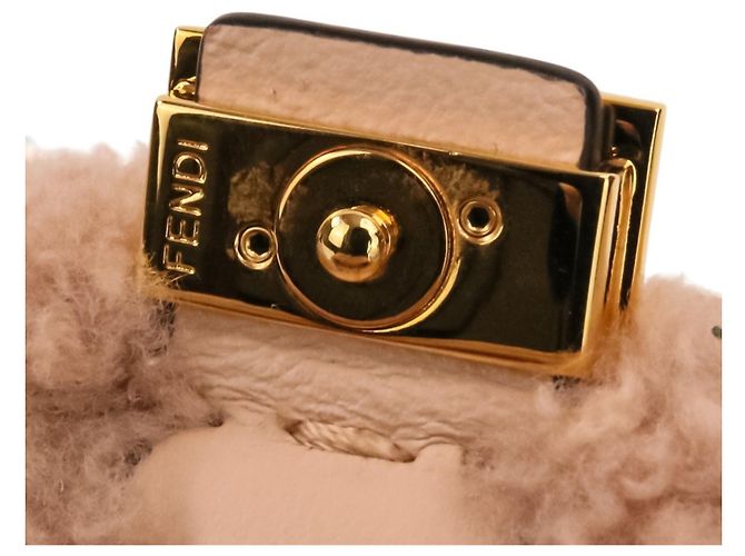 Mini borsa a tracolla Fendi Nano Baguette con charm in pelliccia Beige - vista 9