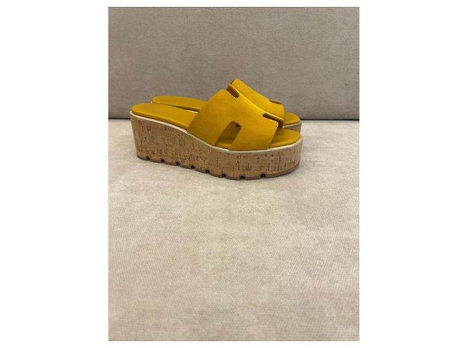 Hermès Sandali con zeppa in scamosciato giallo - vista 3