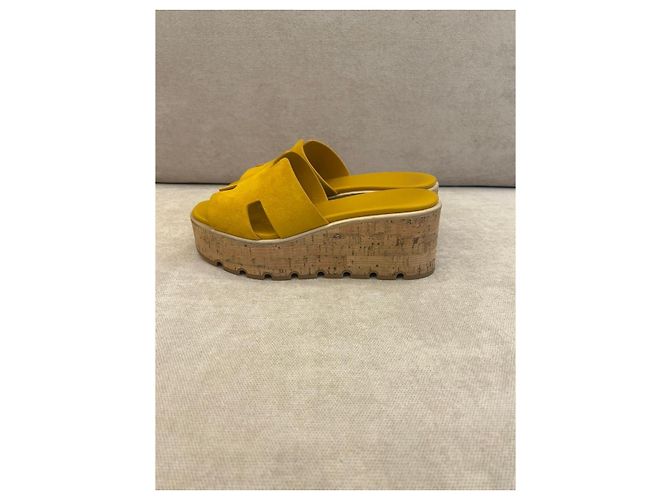 Hermès Sandali con zeppa in scamosciato giallo - vista 4