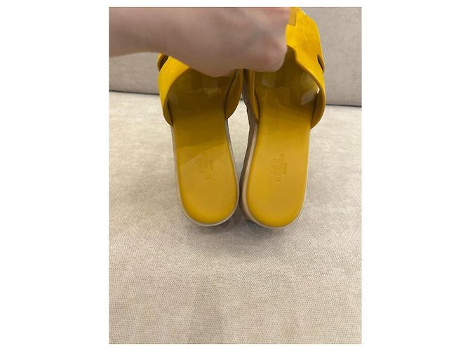 Hermès Sandali con zeppa in scamosciato giallo - vista 5