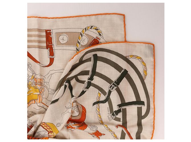 Fazzoletto in cashmere e seta Hermès Carré 100 "RONDS DE MARCHE" Beige - vista 2
