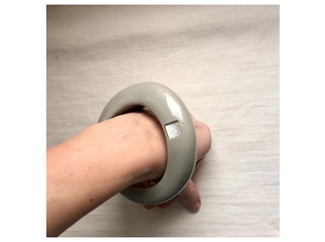 Autre Marque Bracciale a cerchio in resina taupe con glitter Iris Apfel x Le Bon Marché Rive Gauche Grigio - vista 10