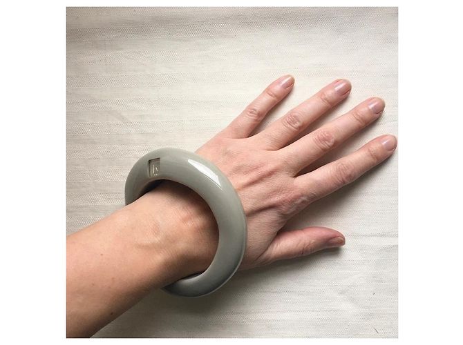 Autre Marque Bracciale a cerchio in resina taupe con glitter Iris Apfel x Le Bon Marché Rive Gauche Grigio - vista 3