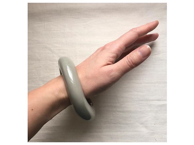 Autre Marque Bracciale a cerchio in resina taupe con glitter Iris Apfel x Le Bon Marché Rive Gauche Grigio - vista 7