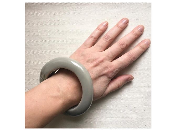 Autre Marque Bracciale a cerchio in resina taupe con glitter Iris Apfel x Le Bon Marché Rive Gauche Grigio - vista 8