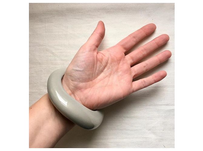 Autre Marque Bracciale a cerchio in resina taupe con glitter Iris Apfel x Le Bon Marché Rive Gauche Grigio - vista 9