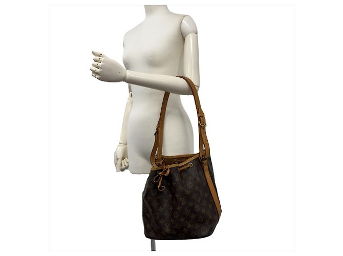 Noe Borsa a tracolla Louis Vuitton Petit Noé Monogram Marrone Nero Monogramma - vista 14