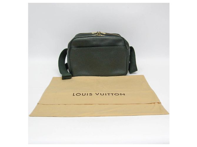 Borsa a tracolla da uomo Louis Vuitton Taiga Reporter PM - vista 2