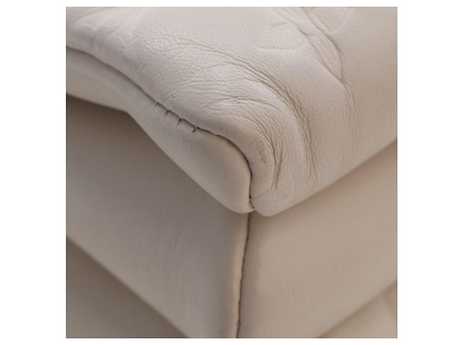 Louis Vuitton Coussin PM in pelle di agnello con monogramma in rilievo bianco - vista 10