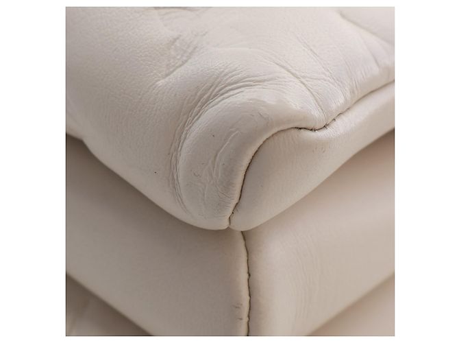 Louis Vuitton Coussin PM in pelle di agnello con monogramma in rilievo bianco - vista 11