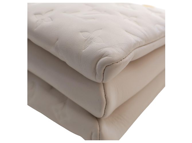 Louis Vuitton Coussin PM in pelle di agnello con monogramma in rilievo bianco - vista 12