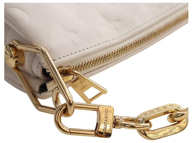 Louis Vuitton Coussin PM in pelle di agnello con monogramma in rilievo bianco - vista 13