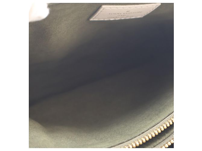 Louis Vuitton Coussin PM in pelle di agnello con monogramma in rilievo bianco - vista 4