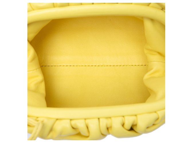 Bottega Veneta Borsa a tracolla The Mini Pouch in agnello giallo - vista 4