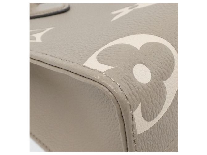 Sac à main Louis Vuitton Bicolor Monogram Empreinte OnTheGo PM Gris Écru - vista 2