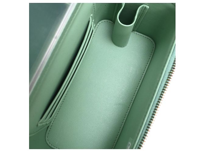 Chanel gestepptes kleines Vanity Case mit Griff und Kette aus hellgrünem Leder - Ansicht 10