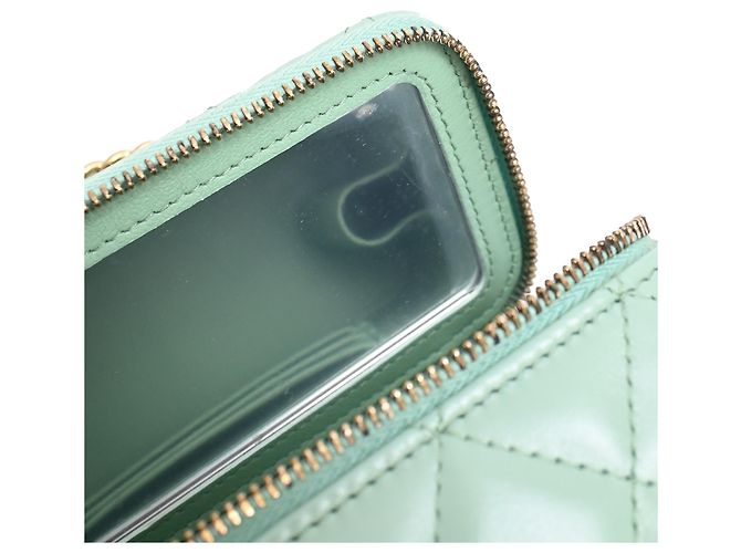 Chanel gestepptes kleines Vanity Case mit Griff und Kette aus hellgrünem Leder - vista 11