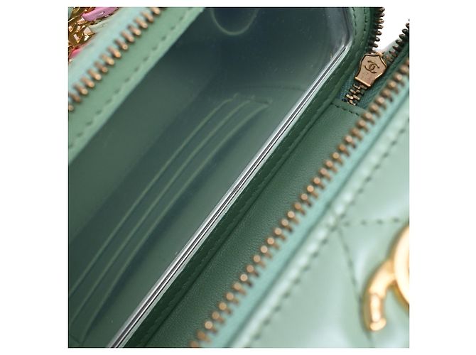 Chanel gestepptes kleines Vanity Case mit Griff und Kette aus hellgrünem Leder - vista 17