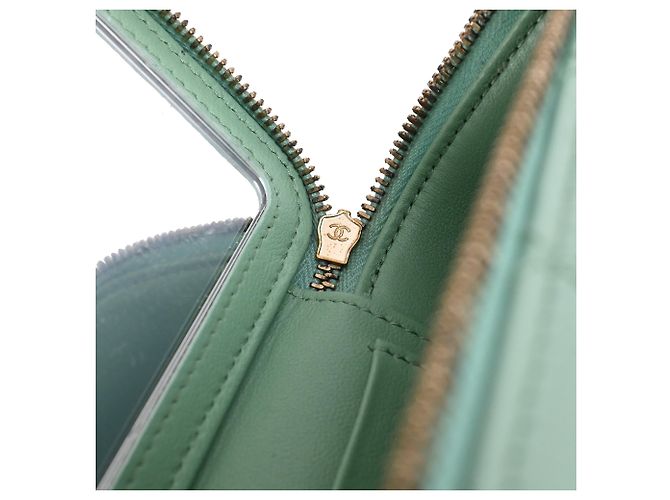 Chanel gestepptes kleines Vanity Case mit Griff und Kette aus hellgrünem Leder - vista 18
